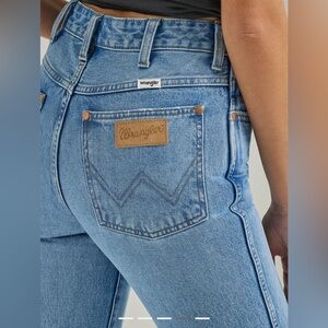 ✨WRANGLE✨LIGHT WASH✨RIPPED✨STRAIGHT LEG✨JEANS✨NWT✨